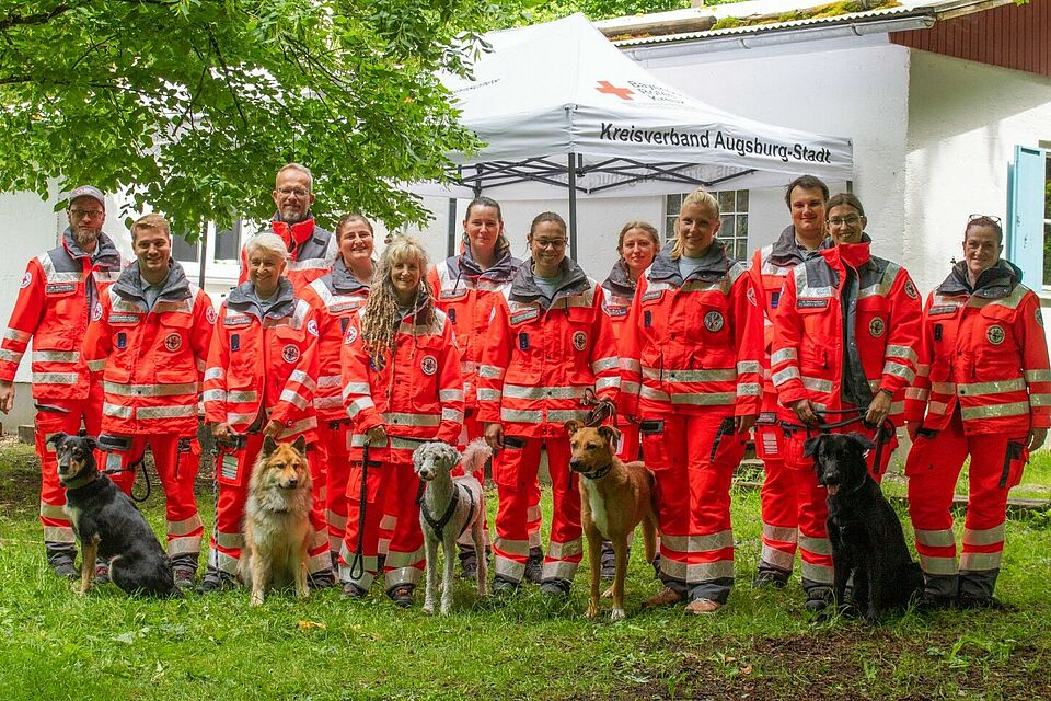 Hier sehen Sie ein Gruppenbild der Rettungshundestaffel der Bereitschaften Augsburg