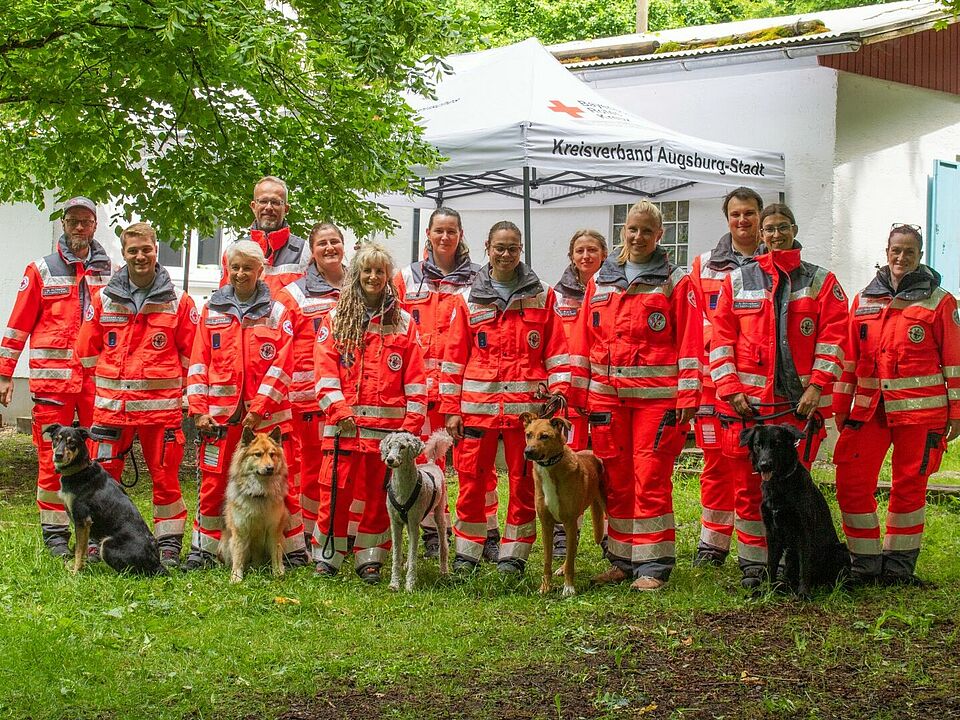 Hier sehen Sie ein Gruppenbild der Rettungshundestaffel der Bereitschaften Augsburg